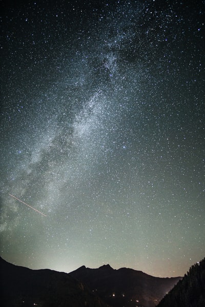 剪影山和星星的照片